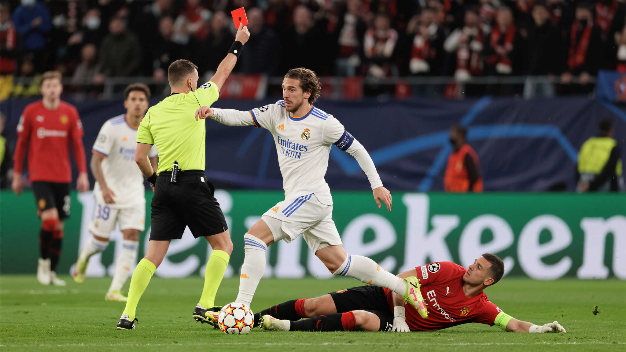 开局6分钟染红遭遇逆境!欧冠劲旅连轰3球逆天改命 开局6分钟染红遭遇逆境!欧冠劲旅连轰3球逆天改命